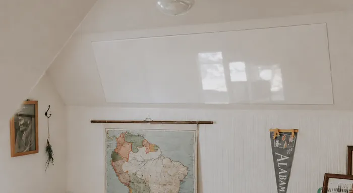 Tableau blanc adhésif Smack it! au mur d'une chambre cosy